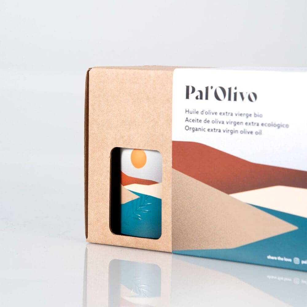 Detalle de las etiquetas frontales de las botellas de aceite de oliva ecológico Verdeja y Arbequina en la caja de regalo Pal'Olivo.